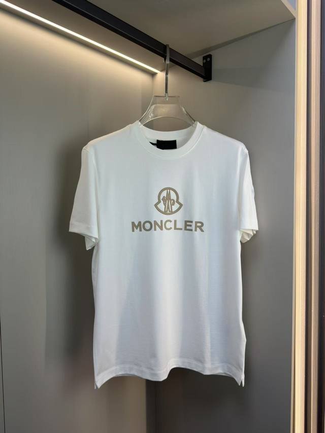 Moncler2025Ss黑标系列 32Ss蒙家纯棉最新纯棉材质穿在身上柔软舒适，亲肤透气 。整个画风完美沿袭了族基调，胸前蒙口经典品牌标识以环保为理念，用植物