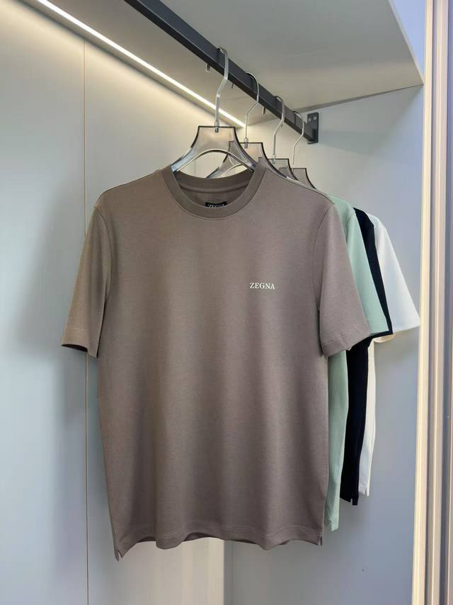 Zegna 25Ss春夏新款短袖 Zegna春夏必备的珠地圆领，整体在设计基调方面继续沿袭了Ez家的极简路线，线条感极为流畅干练，无繁复的工艺元素傍身，唯以面料