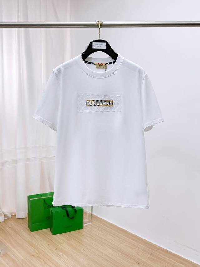 巴宝莉夏季新品，全新高组波工艺，高定面料 玉蚕丝般的丝滑 时尚经典圆领短袖时尚单品设计，更加时尚舒适，高标准定制，上身非常有型，客供辅料，客供进口高档面料质感非