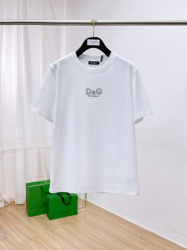 杜德班纳夏季新品，全新工艺，高定面料 玉蚕丝般的丝滑 时尚经典圆领短袖时尚单品设计，更加时尚舒适，高标准定制，上身非常有型，客供辅料，客供进口高档面料质感非常细