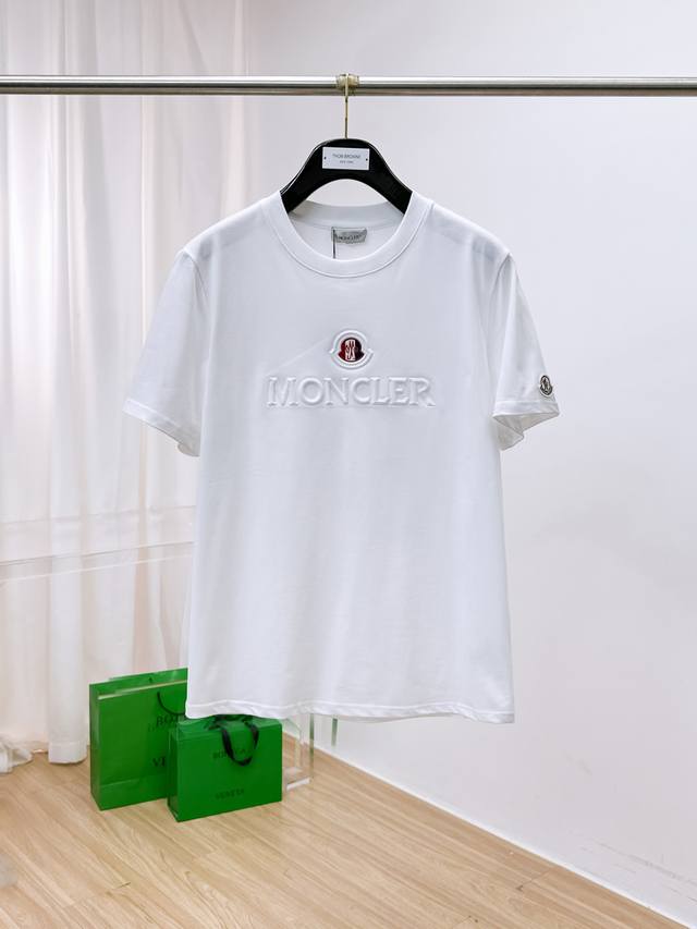 蒙口夏季新品，全新工艺，高定面料 玉蚕丝般的丝滑 时尚经典圆领短袖时尚单品设计，更加时尚舒适，高标准定制，上身非常有型，客供辅料，客供进口高档面料质感非常细腻，