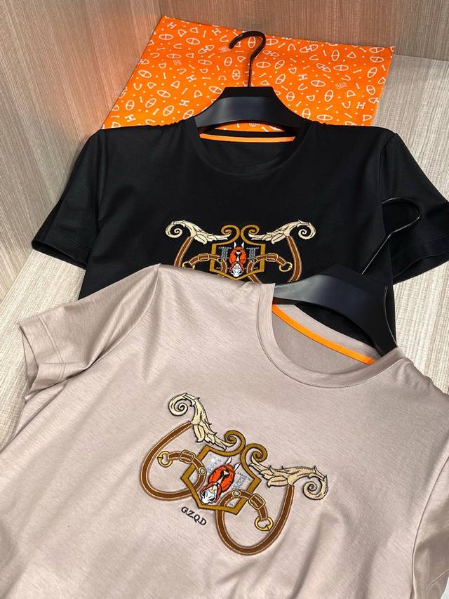 型号Th096#，爱马家 马具牙刷绣男士圆领T恤衫，胸前极具代表性的马具图案，采用高端重工的牙刷绣闪亮珠片工艺，大气精致而富有层次感，摸上去绒绒的，质感极强，立