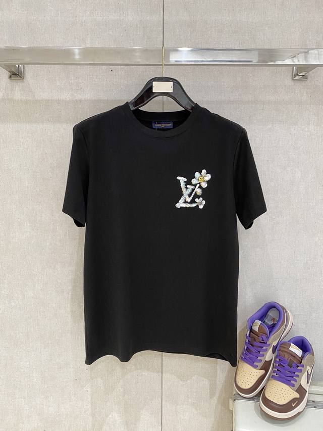 Lv 重磅推荐！手绘涂鸦工艺 2025Ss夏装新品 专柜在售 最新系列图案Logo短袖T恤 必须人手一件的节奏！进口顶极精梳棉面料，极为亲肤舒适 摸上去非常的细