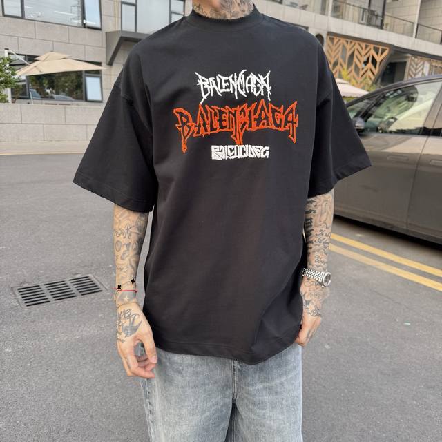 巴黎夏季短袖采用优质棉质面料，亲肤舒适！版型完美！百搭款！Logo设计别具一格，上身效果潮流时尚活力满满！码数：S-2Xl 高端货品