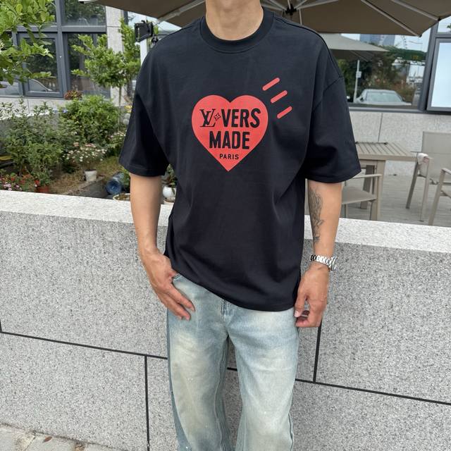 新款驴牌，新款T恤，面料采用顶级原版精梳棉洗水面料，立体印花图案设计，时尚潮流，顶级的做工，高端品质！男女同款。尺码：S-2Xl