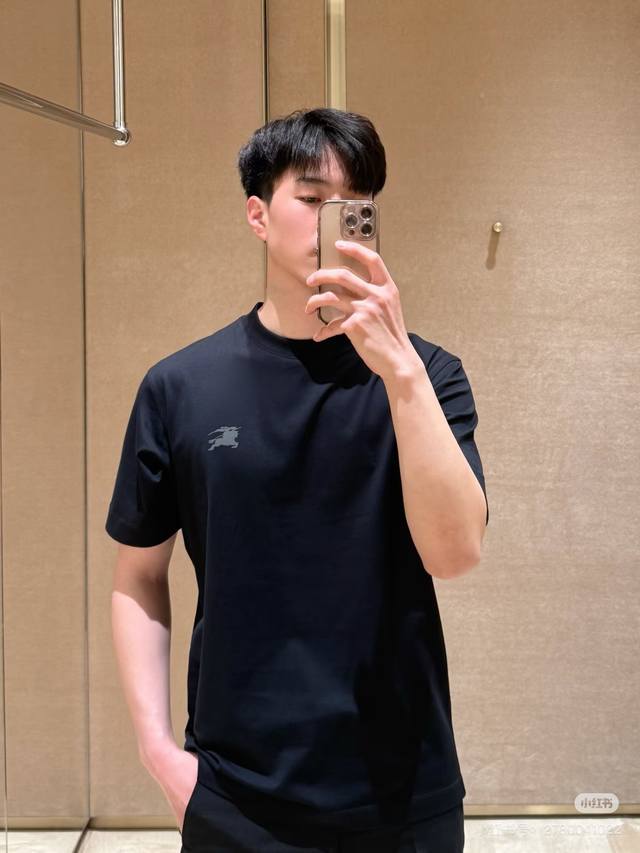 2025春夏Bur*E*Ry Protection马术骑士徽章印花短袖T恤 焕新升级新式创意元素短T,精简的时尚感搭配英式专属风格的裁剪形成独特魅力气质. 客供