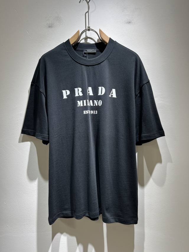 Prad*A普*达2025春夏新款男女同款短袖T恤，最新款全网独家首上！！~既经典有时尚百搭，谁不爱啊，将经典再次展现，非常的耐看，自带低奢光环与辨识度！Pr*