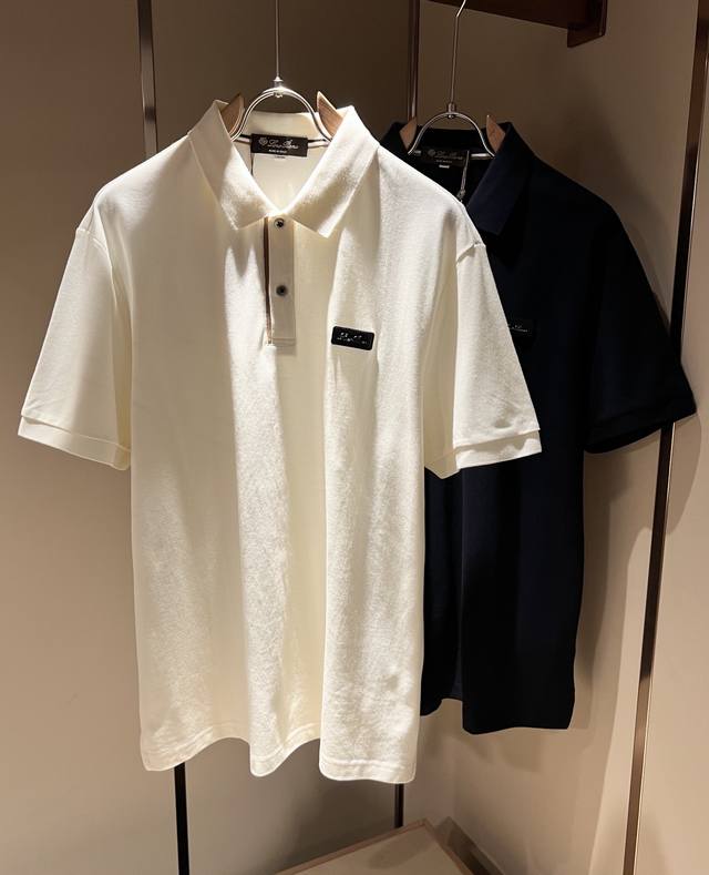 Loro Piana诺悠翩雅 2025春夏男士Polo衫，最新的贸易订单短袖T恤，全品相！！网红款！采用Logo图案皮革徽章设计！上身舒适透气，不僵硬，整体有着