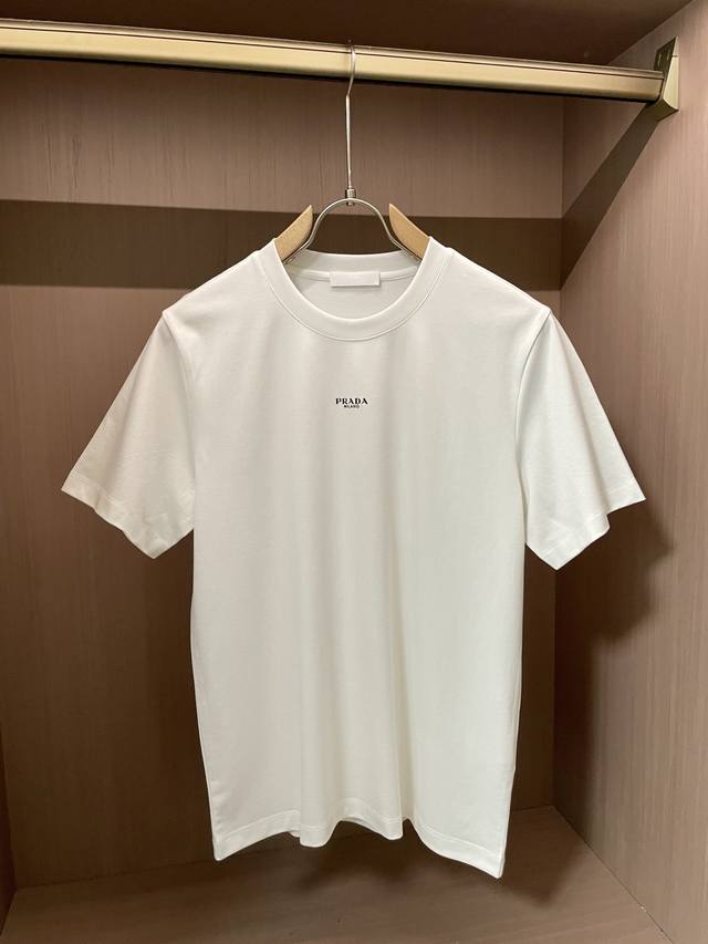 Prad 2025春夏新款首发专柜最新款短袖圆领T恤 高端订制 品牌Logo重工艺设计 高端定制丝光云朵棉面料.手感柔软.穿着舒适.专柜级别精致车线.做工精细.