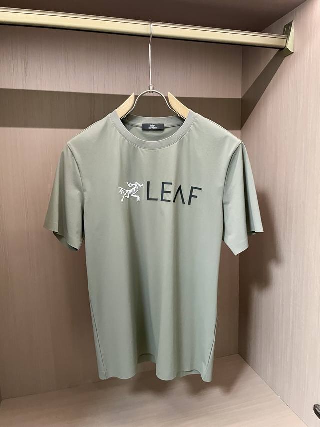 始祖鸟 2025春夏新款首发专柜最新款短袖圆领T恤 高端订制 品牌Logo重工艺设计 高端定制丝光云朵棉面料.手感柔软.穿着舒适.专柜级别精致车线.做工精细.上
