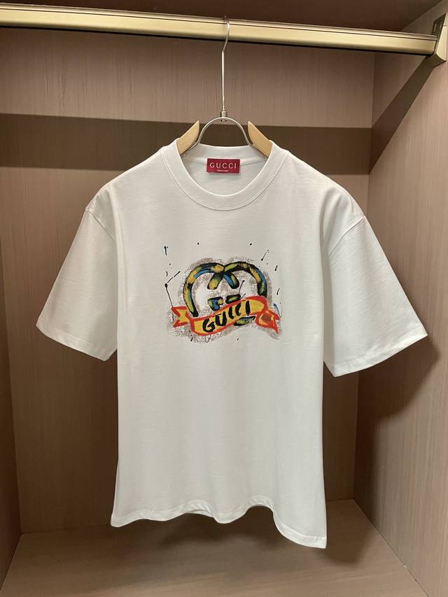 Gucc 2025春夏新品，优选特定原版开发双股精棉平纹面料，上身挺阔舒适度佳，外穿内搭随意搭配，男女同款夏日必备 尺码S-Xxl