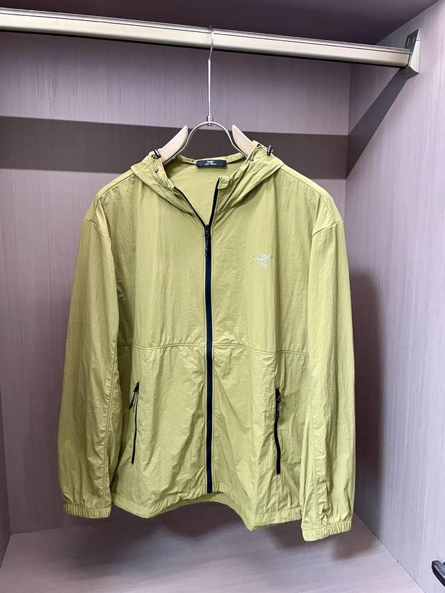 始祖鸟 25Ss新款防晒服 经典款轻薄外套，高端定制风衣，时尚休闲防晒，穿着性极高，百搭款！定制定纺的防晒面料具有良好的弹性和透气性，手感软糯舒适，款式简约而时