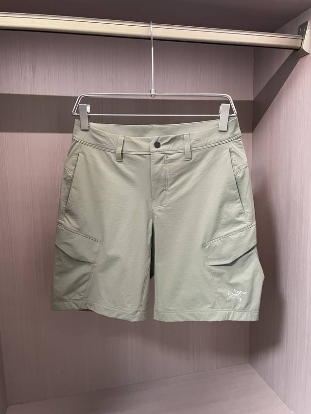 始祖鸟 Arc'teryx 品牌户外功能性与时尚设计的完美呈现。经典黑色，百搭且耐脏，适用于多种场景。 腰部采用松紧带设计，搭配抽绳细节，可灵活调节，确保舒适贴