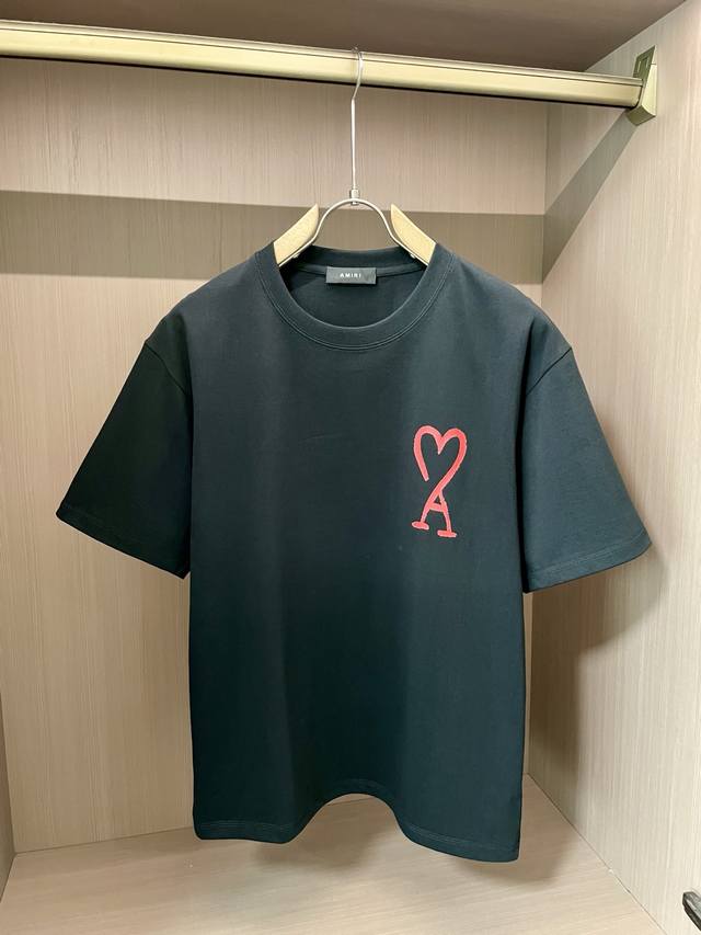Ami 2025春夏新品，优选特定原版开发双股精棉平纹面料，上身挺阔舒适度佳，外穿内搭随意搭配，男女同款夏日必备 尺码S-Xxl
