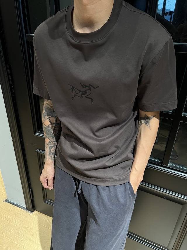 始祖鸟这件T恤太炸街啦！胸前立体胶印Logo，醒目又个性，一眼就被吸引。纯棉材质超舒适透气，宽松版型休闲百搭，无论男女都能轻松驾驭潮流感。夏天就要穿它，快冲！