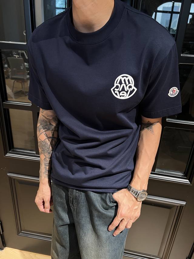 蒙口夏季新款 T 恤太惊艳啦！ 立体压胶Logo，超有质感 纯棉材质，穿着超舒服 圆领短袖，经典又大方 赶紧穿上，彰显优雅气质 颜色：黑、白、藏青、酒红 码数：