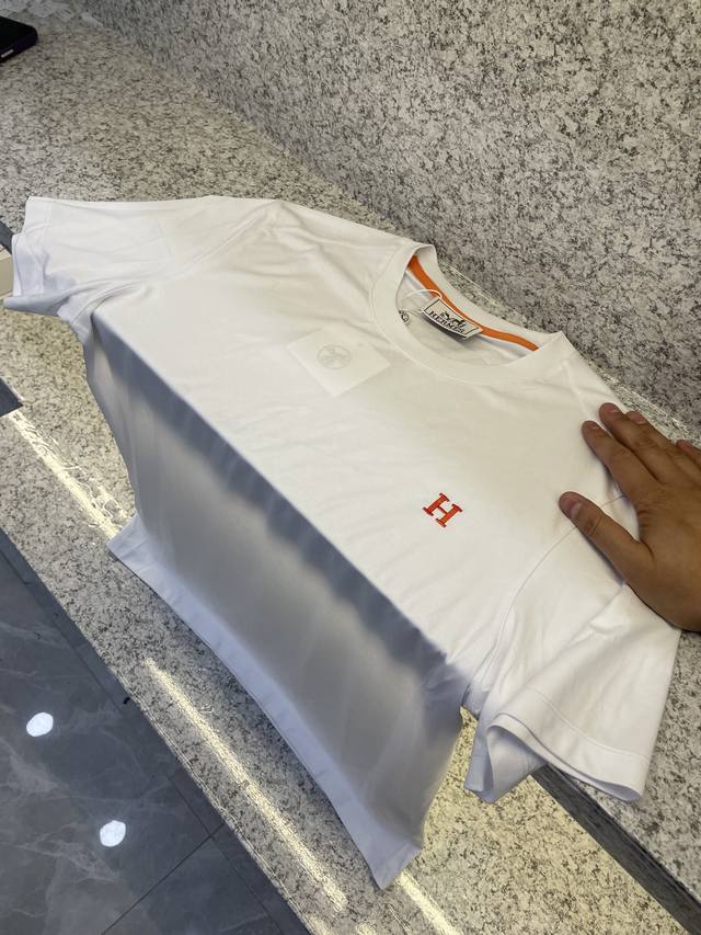 Heris爱玛仕微修身板型牛奶般丝滑薄如蝉翼 2025春夏新款首发专柜最新款圆领短袖 高端订制 设计前卫时尚！品牌Logo重工艺设计 高端定制100支双面丝光棉