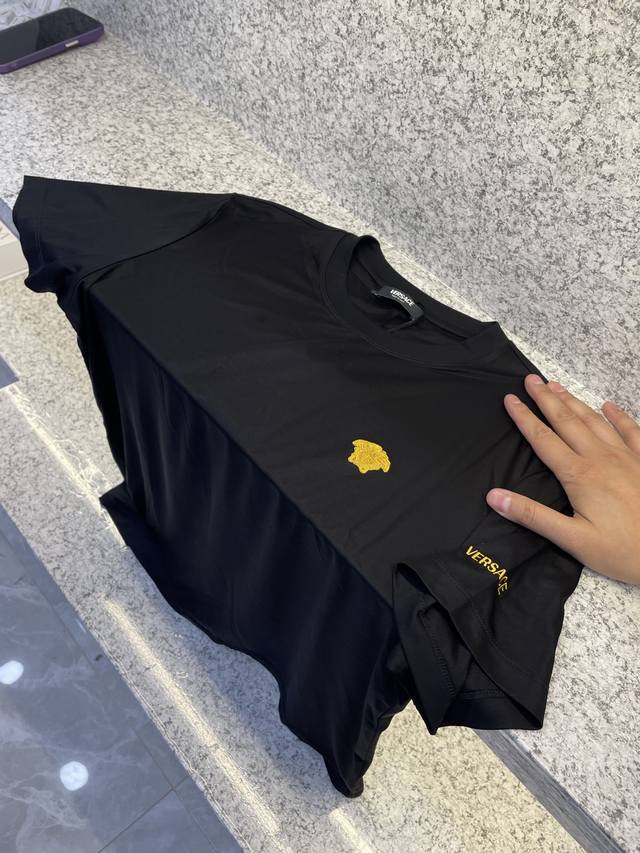 Viers瓦萨微修身板型牛奶般丝滑薄如蝉翼 2025春夏新款首发专柜最新款圆领短袖 高端订制 设计前卫时尚！品牌Logo重工艺设计 高端定制100支双面丝光棉面