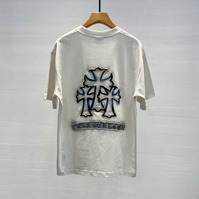 克L心 2025夏季新款短袖 走秀款 今年最新最设计 非常洋气 独家定制原版纯棉面料 最新拼接图案搭配做旧设计 垂感超好不易褶皱 不起球 透气舒适 细节走线完美