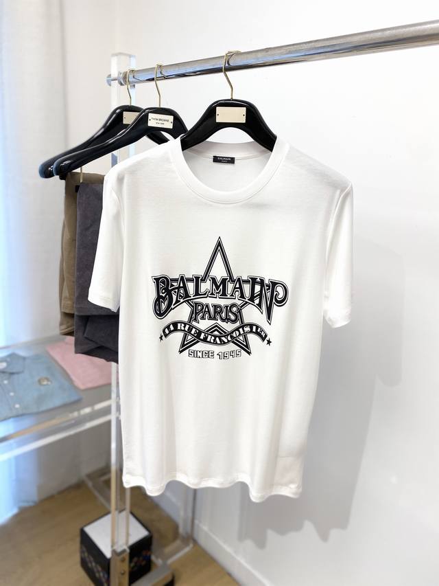 Balmain 巴尔曼、2025最新款短袖T恤，帅气时尚，胸前顶级印花图案字母Logo，简约百搭款。面料棉 不仅挺括，保持潮流的廓形，又穿着舒适，纱织更细腻，码