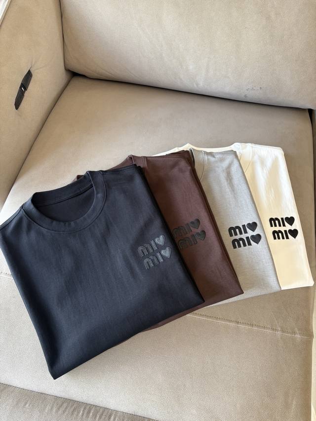 Min官网同步新款短袖T恤，面料精选100%全棉质面料，柔软亲肤，透气性佳，为您带来无与伦比的穿着体验，胸前标识字母印花。整体图案呈现活灵活现，细节之处彰显奢华