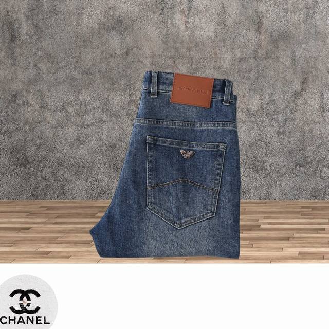 Armani 阿玛尼 春夏最新品牛仔裤专柜热销款 品味与价值共享 身穿着非常舒适 低调不失奢华 穿出去非常有档次,裤型款式和裁剪亦无需多言 上身精致跃然.真正一