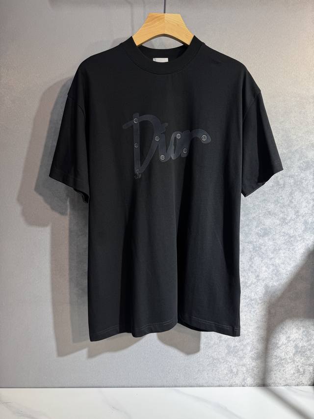 Dior 迪奥 25Ss新款春夏短袖 最高版本客供定制客供260克纯棉面料 简单时尚款，配色超级好看！经典Logo的设计 简单大方的款式！满满的高级感，四季可穿