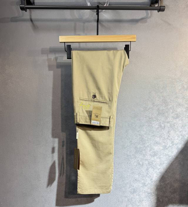 Burberry 巴宝莉 2025春夏男士休闲西裤，男士经典基础款小直筒裤 简洁纯色百搭款五金Logo辅料配合 精致内里包边，标志性明显，衣橱必备，专柜在售，全