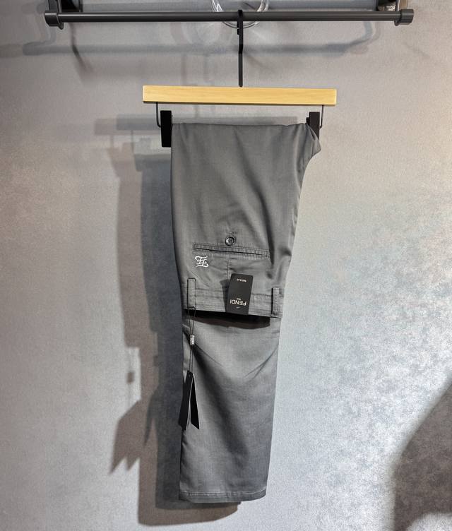 Fendi 芬迪 2025春夏男士休闲西裤，男士经典基础款小直筒裤 简洁纯色百搭款五金Logo辅料配合 精致内里包边，标志性明显，衣橱必备，专柜在售，全品相外贸