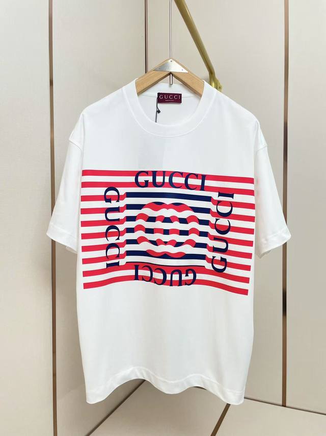 Gucci 2025新款条纹字母T恤 胸前条纹穿插救生圈图案与黑色字母徽标碰撞 以艺术风格描绘 俏皮时尚感立现 双层螺纹领口 肩部通肩压条 280G纯棉面料 白