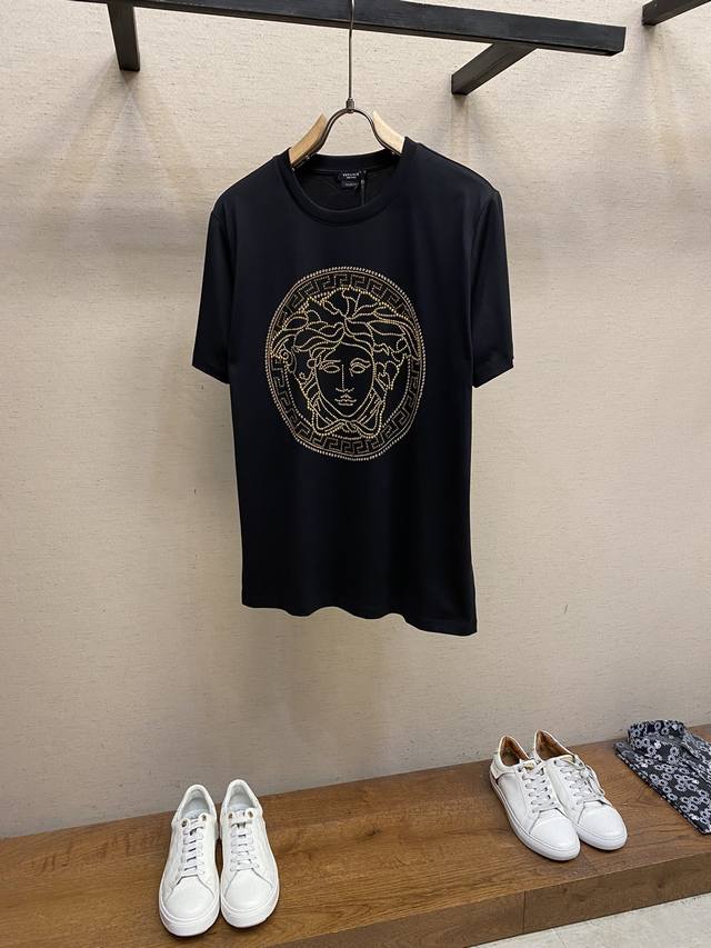 Versace 范思哲美杜莎 新款烫钻短袖，高版本，专柜同步！独特的美扗莎头像，很有辨识度，超级有质感！叠穿打底就很有博主范儿了 ，低调有品位 ，原版面料 ，2