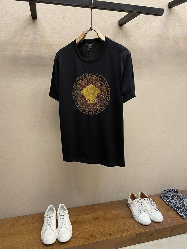 Versace 范思哲美杜莎2025新款烫钻短袖，高版本，专柜同步！独特的美扗莎头像，很有辨识度，超级有质感！叠穿打底就很有博主范儿了 ，低调有品位 ，原版面料
