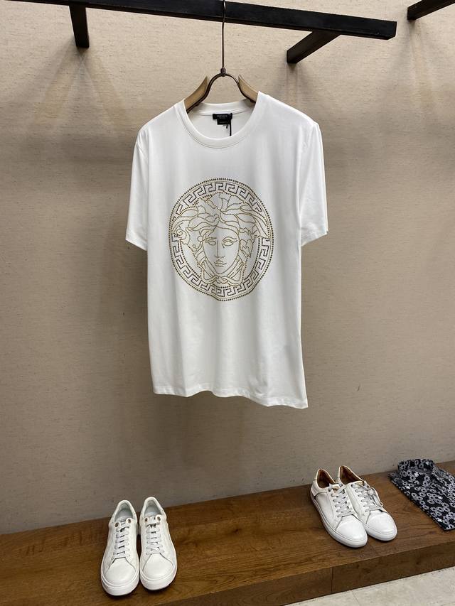 Versace 范思哲美杜莎2025新款烫钻短袖，高版本，专柜同步！独特的美扗莎头像，很有辨识度，超级有质感！叠穿打底就很有博主范儿了 ，低调有品位 ，原版面料