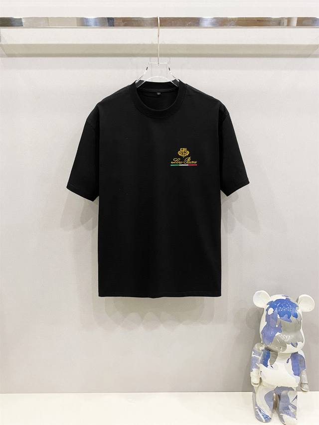 Lp2520早春新款首发专柜最新款短袖圆领T恤 高端订制 设计前卫时尚！高端定制高支棉面料.手感柔软.穿着舒适.专柜级别精致车线.做工精细.上身效果无敌帅气！型