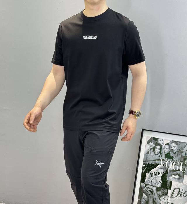 好看好穿的永恒经典系列！！Valenti No华伦天奴25S春夏男士圆领短袖.基础款字母T恤.3D刺绣工艺.轻奢款推荐！优选190G丝光棉面料.舒适轻薄垂感十足