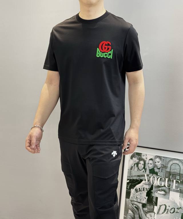 Gucc*古齐25S春夏圆领T恤.优秀品质和当代流行元素搭配.前胸立体饱满质感Logo超强标签，红绿经典配色牙刷绣工艺！做工相当打Call！百分百双纱紧密纺 1