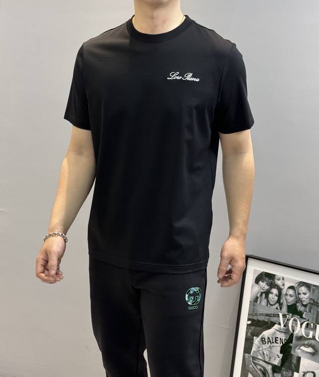 Loro Piana25S夏季圆领短袖，原单品质推荐！标签化的撞色高密度3D刺绣字母Logo .引入眼帘的品牌字母标识！采用定制190G丝光棉面料，上身后的轻盈