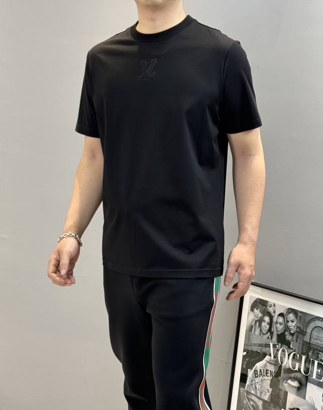 驴牌*25S新款圆领短袖T恤.胸前3D立体Lv图案.凸凹立体设计.品相与面料工艺都极为拔尖的一款短袖，且遇且珍惜.胸口尺寸恰到好处.将轻熟优雅干练的路线发挥到极