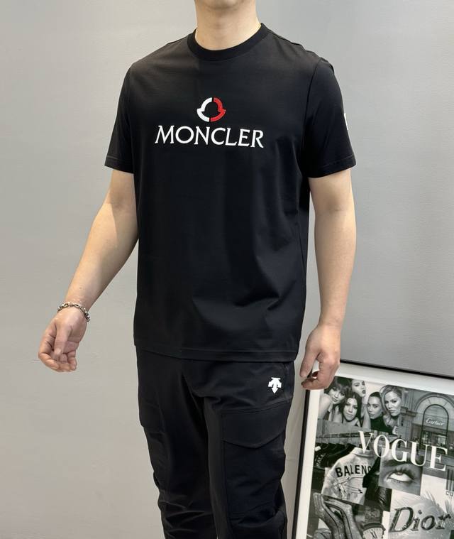 Moncle*蒙口*25S春夏新款圆领短T. 原单品质！重工3D绣花.视觉感受超前！悬垂感强！手感质感都极完美！胸口Logo的经典设计完美的丰富大家的视觉感！加