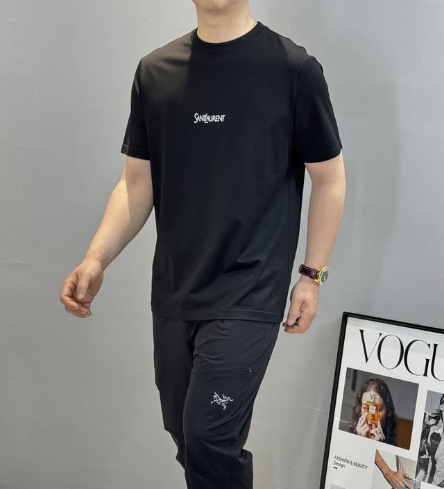 圣罗兰Ysl，Yves Saint Laurent 25S春夏男士圆领短袖.基础款字母T恤.3D刺绣工艺.轻奢款推荐！优选190G丝光棉面料.舒适轻薄垂感十足！