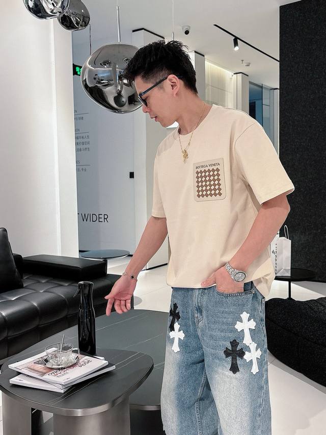 Bottega Venet*宝缇嘉新款潮牌T恤.25S男女同款！胸前口袋设计.订制皮牌.色彩搭配非常好看！品牌字母质感搭配都是不同凡响！质感极好舒适又透气.让人
