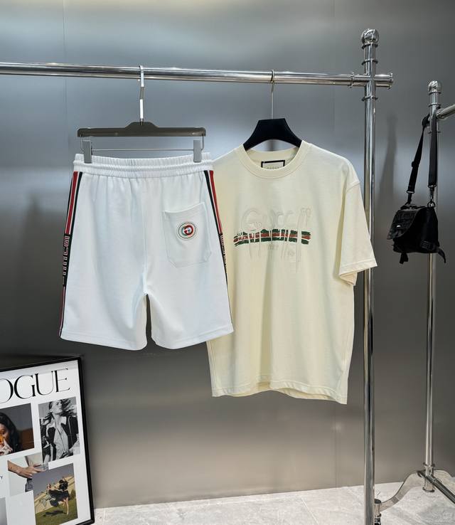 短裤- 。衣服- 。 Gucc*古奇25S新款夏季休闲五分短裤可搭配套装！男女同款！新款Logo织带搭配简单高级.经典红绿条点缀品牌形象.采用百分百天丝面料.柔
