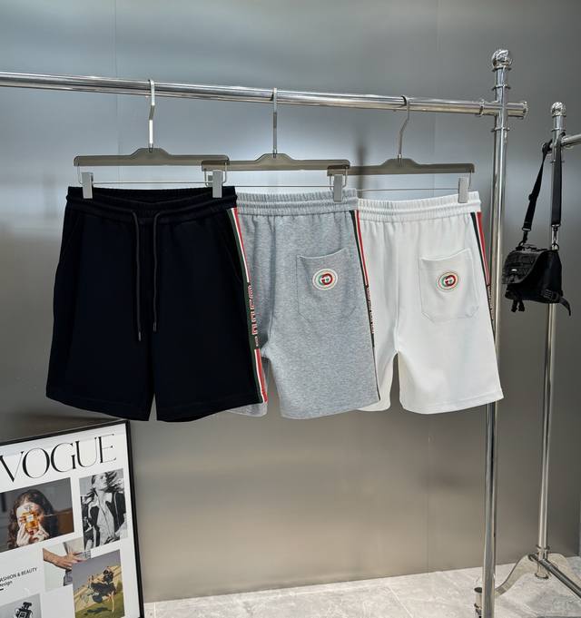 短裤- 。 Gucc*古奇25S新款夏季休闲五分短裤可搭配套装！男女同款！新款Logo织带搭配简单高级.经典红绿条点缀品牌形象.采用百分百天丝面料.柔软舒适感满