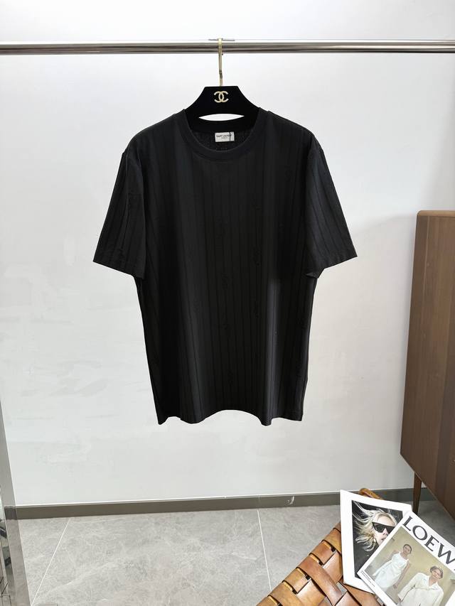 Ysl2025 春夏新款短袖 整体上色泽较鲜明和光亮，手感顺滑揉软，悬垂感特强，质地自然柔软、贴身超级舒服，悬垂感特强！ T恤日常穿搭很自在很实用，超级的有韧性