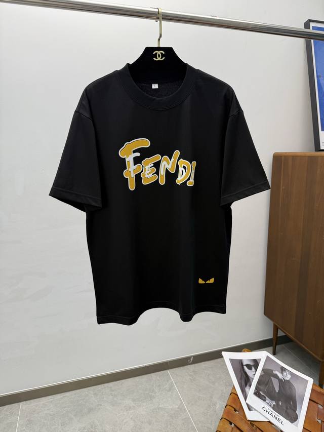 Fend2025 春夏新款短袖 整体上色泽较鲜明和光亮，手感顺滑揉软，悬垂感特强，质地自然柔软、贴身超级舒服，悬垂感特强！ T恤日常穿搭很自在很实用，超级的有韧