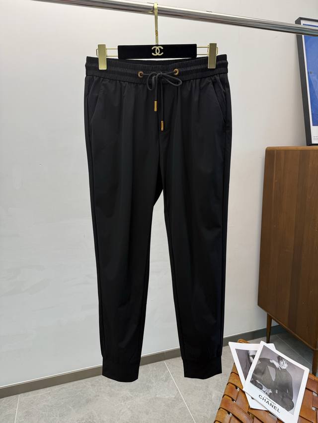 Bur2025春夏最新系列男士休闲裤！柔软细腻，手感绝佳！品牌格调一览无余！极简主义设计，没有多余浮夸的元素来宣兵夺主，细节做工精细，五金配件原版定制，厚薄程度