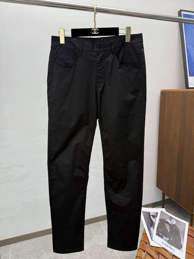 Bur25S春夏男士直筒牛仔裤 棉质牛仔面料打造 质地柔软又不失筋骨，手感干爽有韧性 经典的标志性浮雕徽标，灵魂般的点缀 各项指标皆为上品，自然带来极佳的上身体