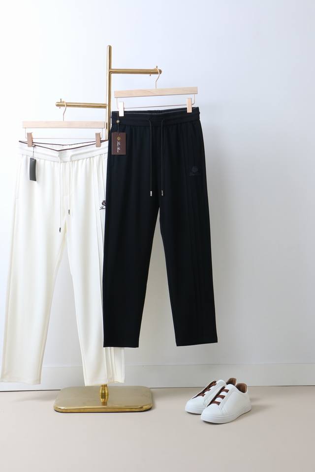 Lp2550新品 极简运动打造出清爽的摩登Stay！穿上新颖 时髦面料舒服透气，面料不会起球 裤子的车线都是精细。穿着非常舒适 低调不失奢华 穿出去非常有档次。