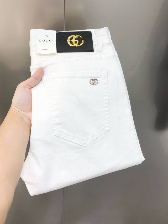 G*Cci 古齐2025春夏新款男士修身小脚牛仔裤 官网同步简洁时尚 爆款白牛 高端定制 原单狠货 后裤袋Logo标设计 定制进口丹宁水洗牛仔纯棉面料 原版辅料