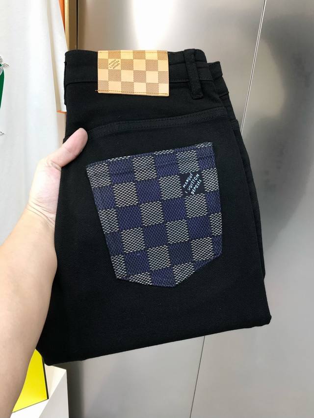 Lv 路易威登2025早春新款男士修身小脚牛仔裤 官网同步简洁时尚 爆款黑牛 高端定制 原单狠货 后裤袋拼接直喷印花棋格设计 定制进口丹宁水洗牛仔纯棉面料 原版
